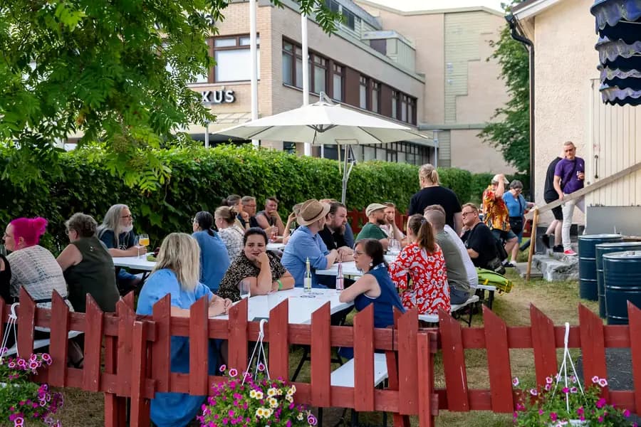 Terassin iltatunnelma ja ihmiset kokoontuneena